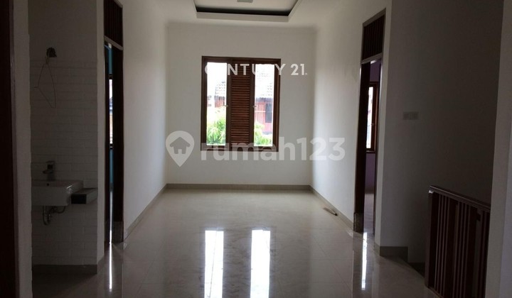 Dijual Rumah Bagus Strategis Siap Huni di Sektor 3 2