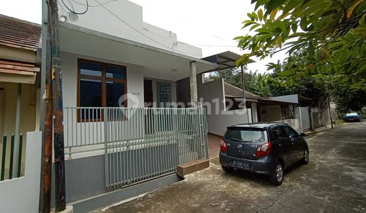 For rent, a house with 3 AC units, rooftop, well-maintained in Pelni complex, Depok, Ari. For rent, a house with 3 AC units, rooftop, well-maintained in Pelni complex, Depok, Ari.