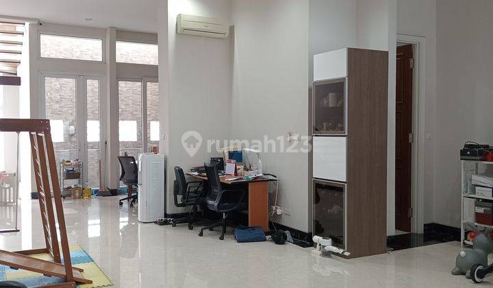 Rumah 3 Lantai Bagus Semi Furnished Sertifikat Hak Milik di Prapanca Raya, Jakarta Selatan 2