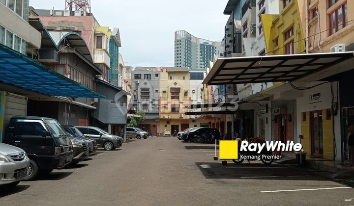 Nice Shop House 180 m2 HGB Tanjung Barat, South Jakarta