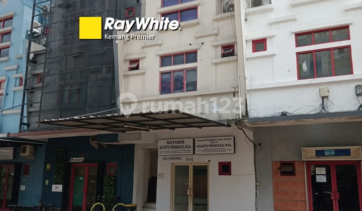 Nice Shop House 180 m2 SHM Tanjung Barat, South Jakarta Nice Shop House 180 m2 SHM Tanjung Barat, South Jakarta