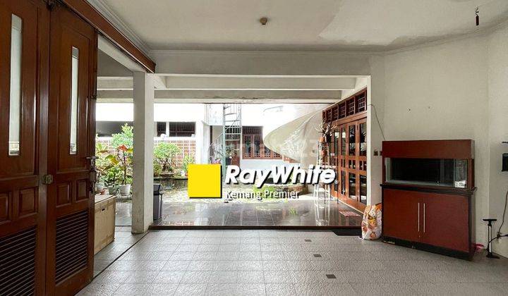 Rumah 2 Lantai Bagus Semi Furnished Sertifikat Hak Milik di Bango Raya, Jakarta Selatan 1