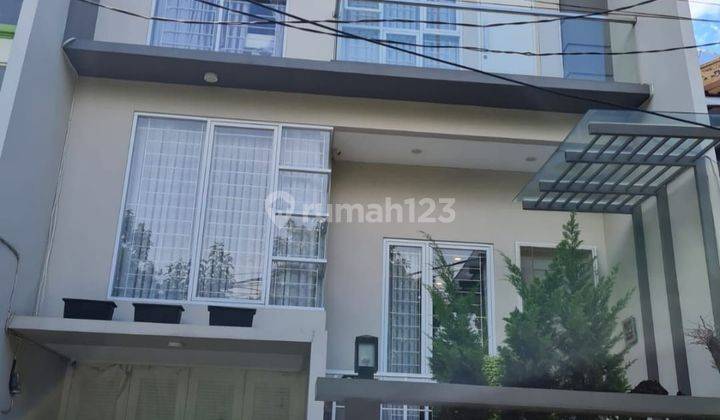 Rumah 3 Lantai Bagus Hadap Utara Siap Huni 1