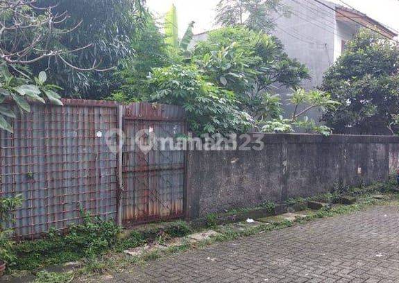 Tanah + Rumah Tua Posisi Hook Luas 210m² di Perum Muara Karang Jak Ut 1