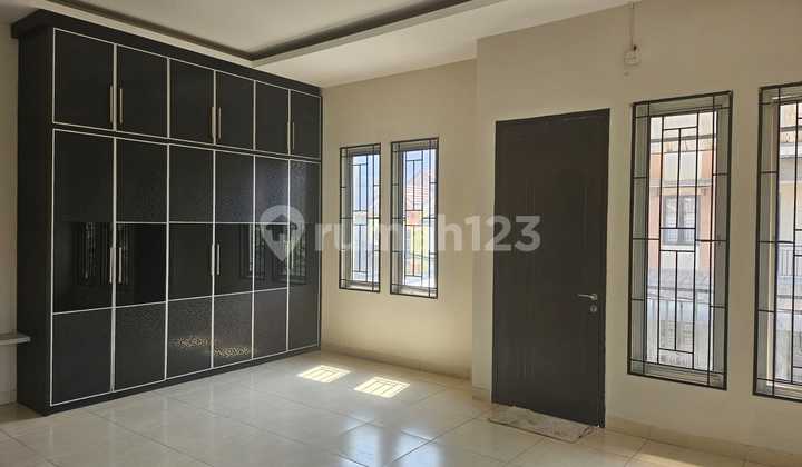 House Hook Position Fully Renovated Area 275m² Citra 2 Ext Residence Subdistrict Kalideres West Jakarta