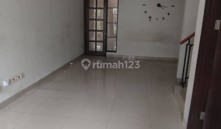 Rumah 2 Lantai Bagus Semi Furnished di Perumahan Green Lake City, Cipondoh, Jakarta Barat 2