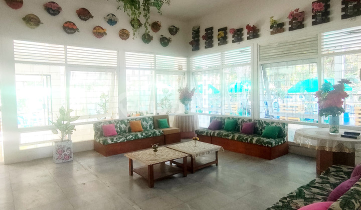 Classic Commercial House Suitable for Business in the Center of Surabaya City & Near Educational and Business Areas