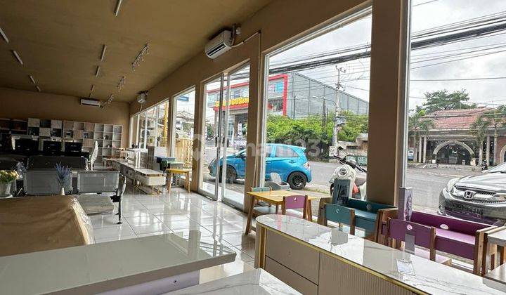 Super Exclusive Showroom di Jalan utama Gatot Subroto Timur 2