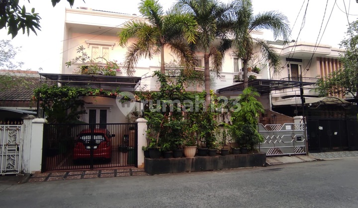 Rumah sunter 210m2 jalan 3 mobil, sangat nyaman