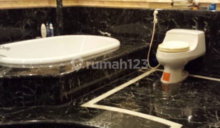 A spacious 425m2 house in Ancol, very comfortable, nice, 3 floors. 2