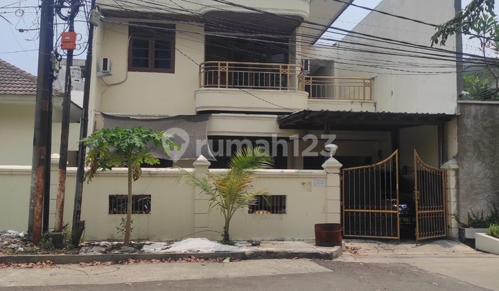 Rumah sunter luas 10x22,5m strategis, hadap selatan, jalan besar