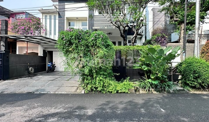 2.5-Story House for Quick Sale in Pondok Indah Area Near Toll Road Close to Offices