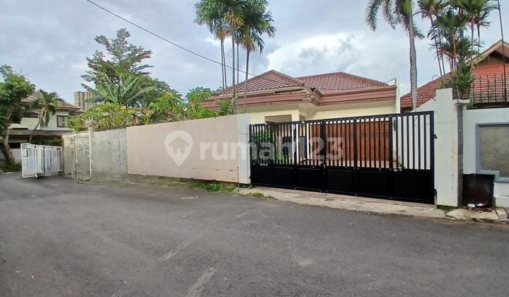Di sewakan Rumah bergaya modern ada swimming pool di Cilandak.