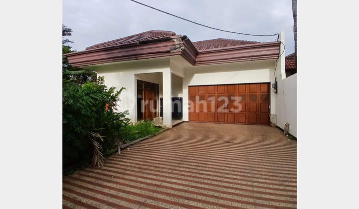 Rumah Sewa Ada Kolam Renang Pribadi Siap Huni di Cilandak Rumah Sewa Ada Kolam Renang Pribadi Siap Huni di Cilandak