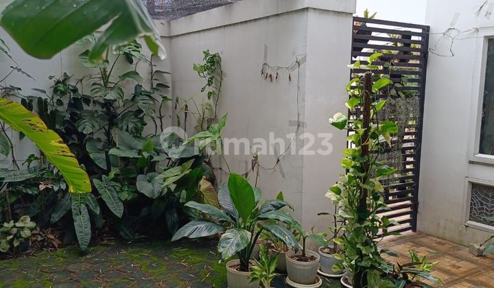 A serene house with a swimming pool in a townhouse in Ciputat 2