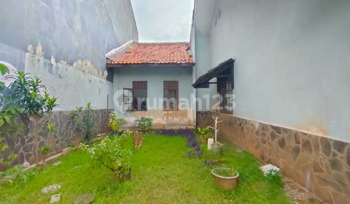 House in a Complex with Spacious Land Near Public Facilities. 2