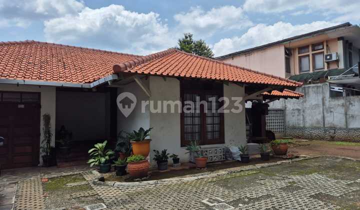 Rumah Dalam Komplek Yang Asri Dan Strategis  Di Jakarta Selatan 