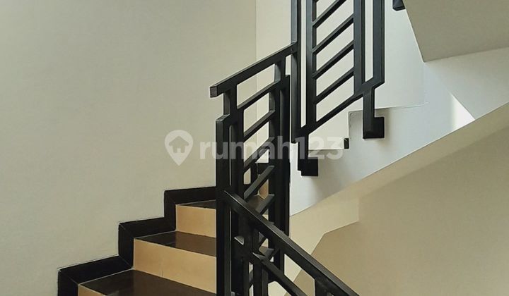 Kontrakan Rumah 2 Lantai Bagus SHM Utara Cinere Depok 2