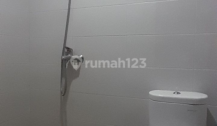 Disewakan Rumah 2 Lantai  hadap selatan dalam komplek Cinere 2