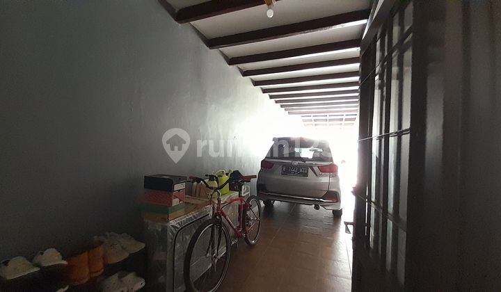 garasi/carport dijual rumah nyaman dan asri