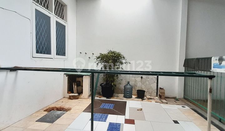 Rumah 2 Lantai SHM Sudah Renovasi Selatan di Perumahan Cinere