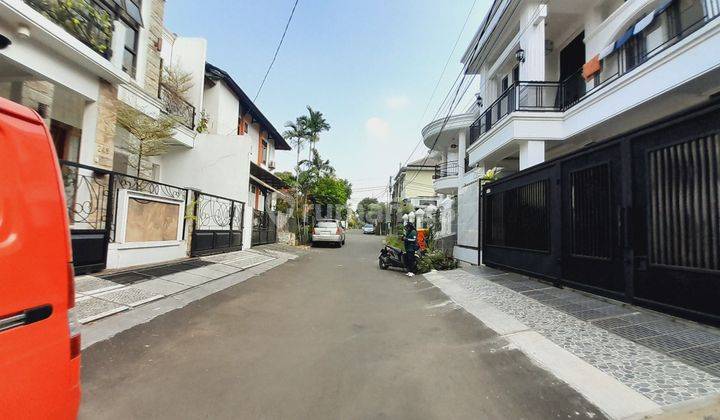 Dijual BU Rumah 2 Lantai Bagus Utara SHM di Komplek besar Cinere 2