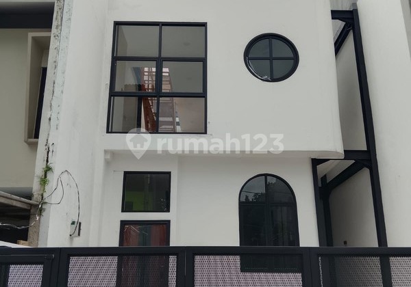 Rumah Minimalis Modern di Daerah Srengseng, Jakarta Selatan