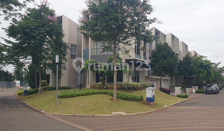 Corner House Facing Garden and Lake in Mozart Symphonia Gading Serpong