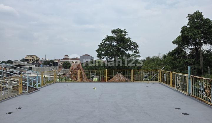 A spacious and lush house on Aria Santika main road - Karawaci - Tangerang 2