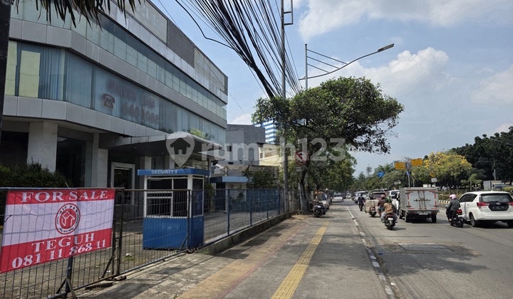 Gedung Ex Dealer Mobil di Jalan Raya Gunung Sahari - Jakarta Utara Gedung Ex Dealer Mobil di Jalan Raya Gunung Sahari - Jakarta Utara