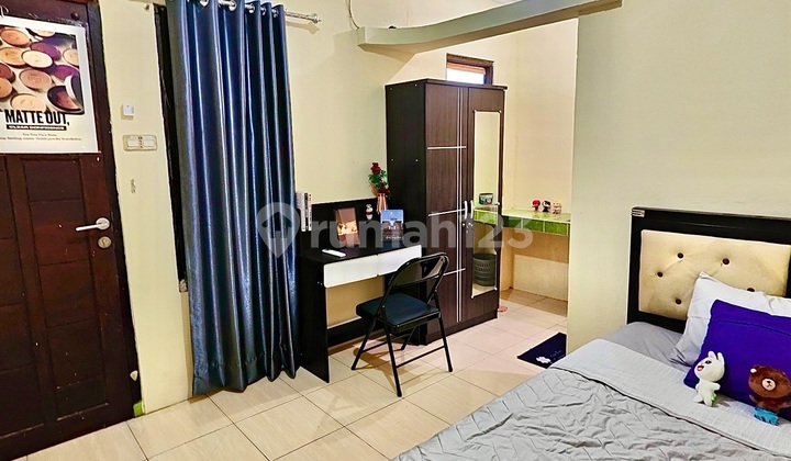 Maharani Boarding House Cheap Large AC Room with Private Bathroom 2