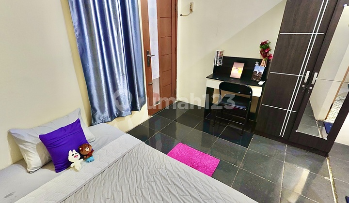 Maharani Boarding House Cheap Large AC Room with Private Bathroom 1