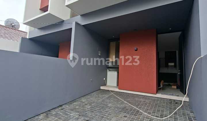 Rumah Modern Model Townhouse 3 Lantai di Taman Alfa Indah