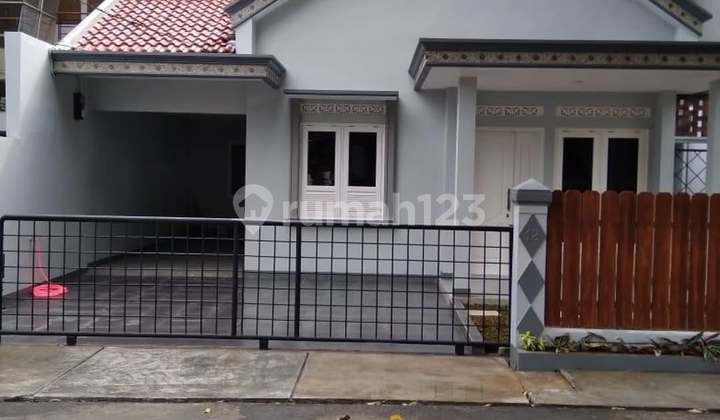 DISEWAKAN RUMAH SIAP HUNI  DI JL CIPAYUNG KEBAYORAN BARU JAKARTA SELATAN