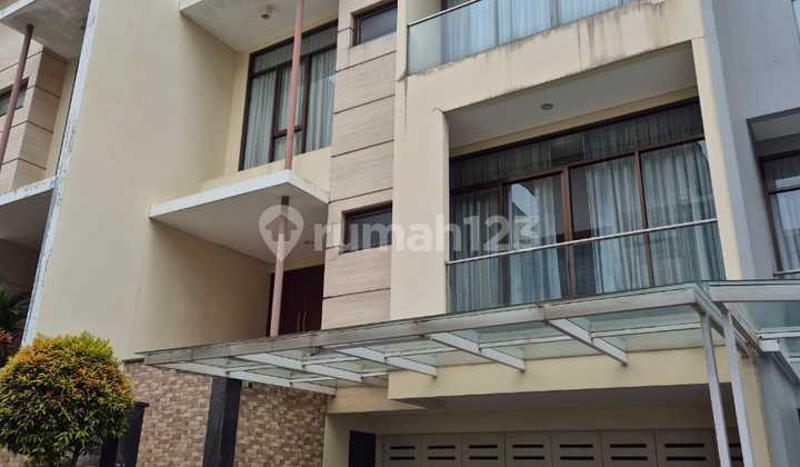 For Sale Luxury 5-Bedroom House in a Cluster at Lebak Bulus. For Sale Luxury 5-Bedroom House in a Cluster at Lebak Bulus.