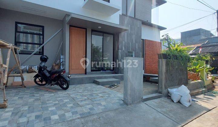 Rumah 2 lantai siap huni 1