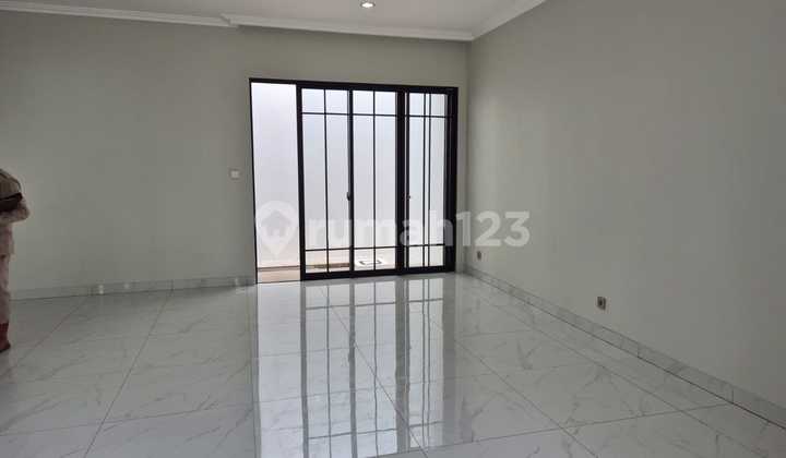 There are 2 Units of Summarecon Crown Gading, 2 Floors 2