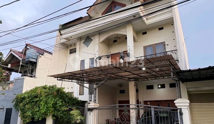 Rumah 3 Lantai Dalam Komplek Besar di Rawamangun (El)