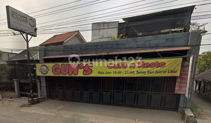 Commercial Building in Need of Minor Renovation, 310 m2 with SHM, Gresik, Gresik