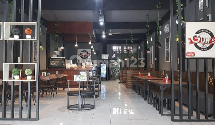 Commercial Building in Need of Minor Renovation, 310 m2 with SHM, Gresik, Gresik