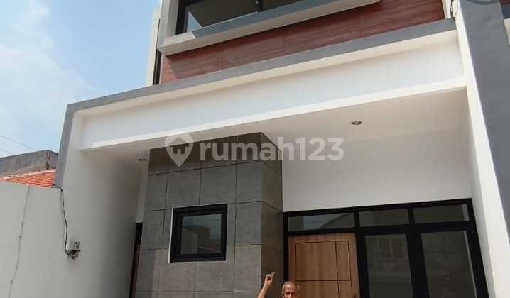 Rumah, 2 Lantai, SHM, di Tenggilis Mejoyo