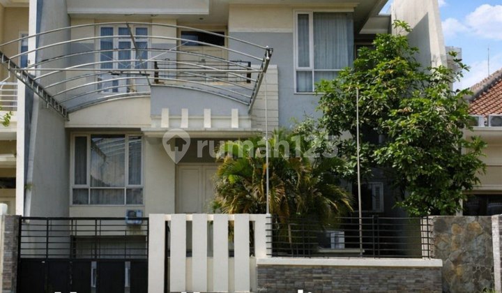 Rumah Manyar Kertoadi, Strategis, Minimalis