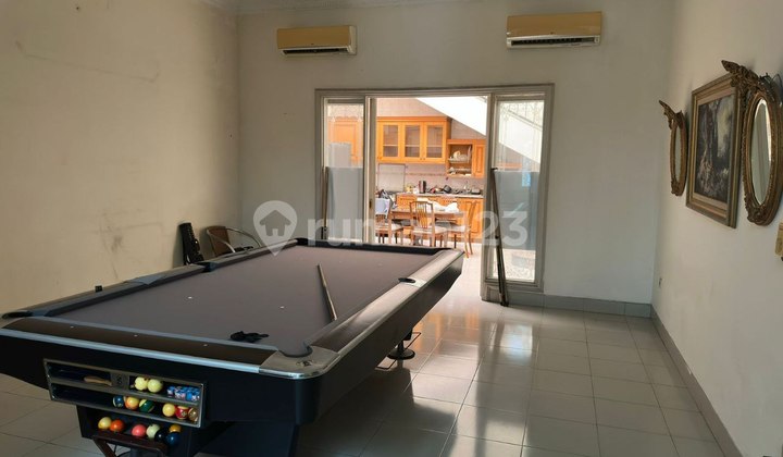 Kertajaya Indah Timur Strategic House, Carport