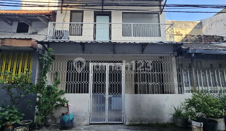 Gembong House, Strategic Kapasan, 2.5 Car Row Road