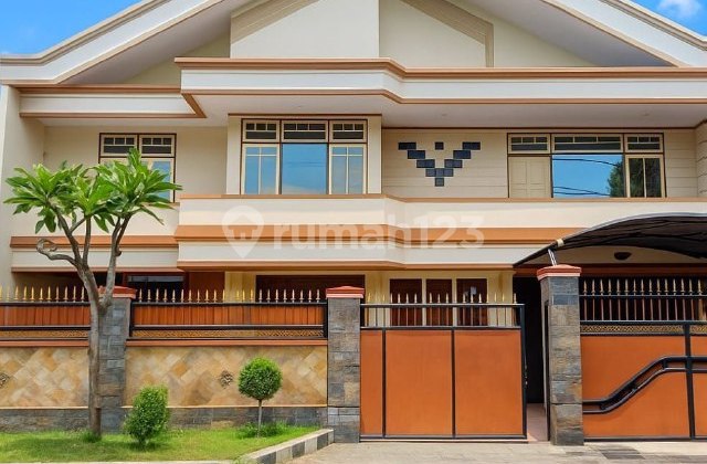 Rumah Darmo Permai Selatan STRATEGIS, COMMERCIAL AREA, AC 3 unit, GARASI, CARPORT Rumah Darmo Permai Selatan STRATEGIS, COMMERCIAL AREA, AC 3 unit, GARASI, CARPORT