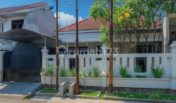 Rumah Dharmahusada Indah Timur Strategis, Siap Huni, Carport 1