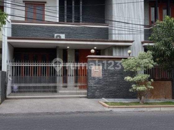 Rumah Gayungsari Barat Mewah, Carport 4, Row Jalan 2.5 Mobil 2