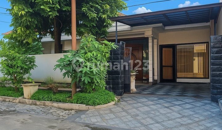 Kertajaya Indah Strategic House, 3-Car Road Row