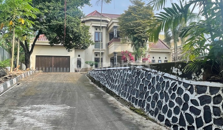 Large Yard House in a Premium Location in Samarinda City