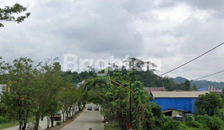 Tanah depan gerbang stadion palaran 1